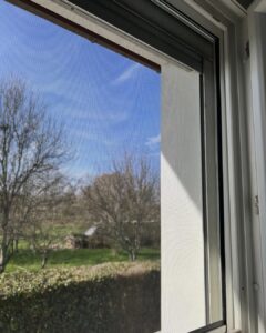 Installation de moustiquaire aluminium sur mesure pour baie vitrée